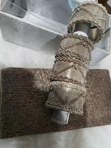 4er Set elegante silberfarbene Serviettenringe mit Metallperlen in Aufbewahrungsbox - Bild 1 von 9