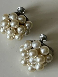 Classy Faux Pearl Vintage cluster beads Screw Back Earrings silver tone - Picture 1 of 5