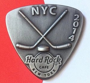 2014 HARD ROCK CAFE NEW YORK 3D SPORT PICK SERIE HOCKEY RANGERS & ISLANDERS ANSTECKNADEL - Bild 1 von 2