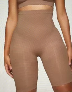 SKIMS 4X PANTALONCINI SOPRA IL GINOCCHIO SENZA CUCITURE SCOLPITI A VITA ALTA - Foto 1 di 8