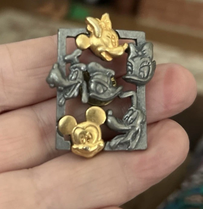 Broche prendedor cabeza personaje estaño y tono dorado de Disney Foto 1 de 2