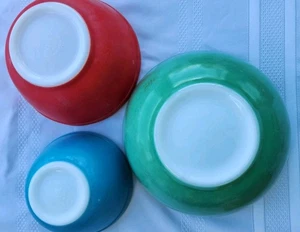 Pyrex Primary Colors Nesting Mixing Bowls Set of 3 403, 402, 401 Red Blue Green - Picture 1 of 12