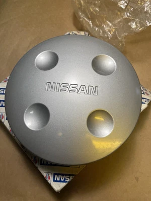 Tapacubos Nissan Sentra 1987-1990 40315-84M00 OEM NUEVO DE LOTE ORIGINAL Foto 1 de 4