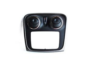 Verkleidung Radio/Luftdüsen Dacia Sandero II 1.2 55 KW 682608729R - Bild 1 von 3