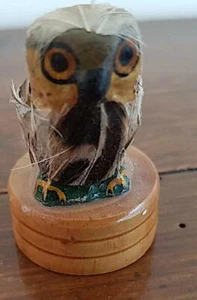 ANCIEN TAILLE CRAYON CHOUETTE en bois avec plumes (années 70) - Imagen 1 de 6