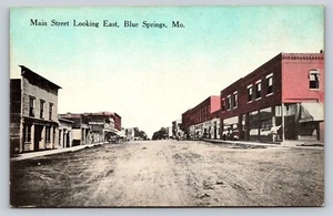 Antigua postal Early Main Street Blue Springs MO Dirt Road helado tienda de refrescos - Imagen 1 de 2