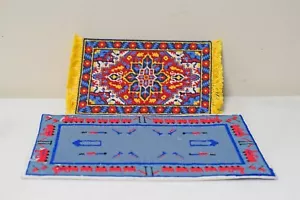 2x tappetini vintage fatti a mano in lana punta di ago casa per bambole ~ orientali + soldato giocattolo - Foto 1 di 3