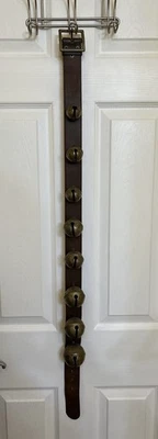 8 campanas de trineo de latón graduadas vintage Seth North montadas en cinturón de cuero Foto 1 de 4