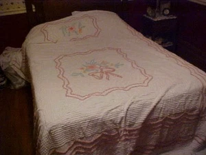 Copriletto vintage in ciniglia bianca con fiori pastello 53769 - Foto 1 di 1