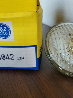 12 GE LIGHTING 4042 Sealed Beam Lamp 6volt 12 Watt - Image 1 of 3