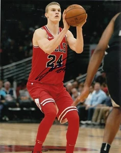 LAURI MARKKANEN signed (CHICAGO BULLS) BASKETBALL 8X10 photo W/COA #1 - Picture 1 of 1