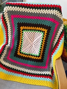 Manta de ganchillo pequeña hecha a mano tiro vuelta brillante geométrica boho cámper 42" X 42" - Imagen 1 de 4