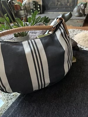 Bolso de mano Maxx New York. Raya de lona azul marino y blanco. "Mango de cuero de 16"" de ancho" Foto 1 de 4