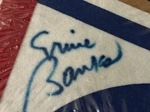 CUBBIES' ICON ERNIE BANKS "MR. CUB" AUTOGRAFO FIRMATO CUBBIES' PENNANT JSA COA - Foto 1 di 4