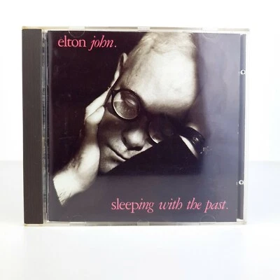 🎵 1989 ELTON JOHN - SLEEPING WITH THE PAST - CD SEHR GUT 💿 MUSIK ALBUM - Bild 1 von 2