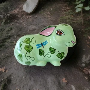 Lynn Chase Porcellana Foresta Amici Coniglio Coniglietto Coin Bank Foglia Verde Libellula - Foto 1 di 12