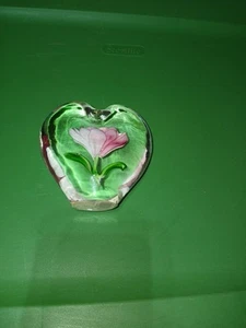 Vintage Art Glass Heart Shaped Paperweight With Pink Rose 4” Flower Floral - Picture 1 of 5