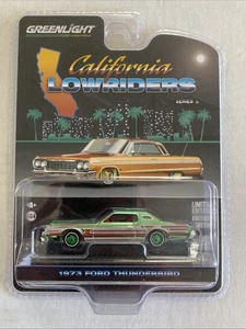CHASE! Greenlight 1:64 California Lowriders 1973 Ford Thunderbird verde e rosso - Foto 1 di 9