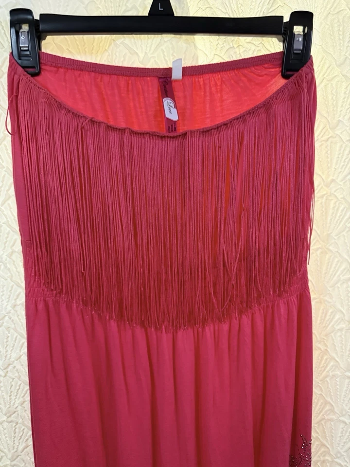 Maxi vestido sin tirantes rosa lápiz labial Christina Love con flecos en la parte superior y pedrería Foto 1 de 4