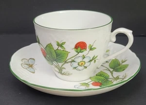 Taza de té y platillo Baviera Schumann Wild Strawberry Alemania corona dorada - Imagen 1 de 6