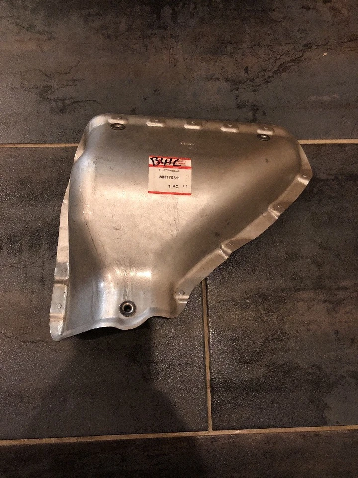 Escudo térmico/placa genuino Mitsubishi Colt Vi Z30 1.3 MN176811 - Imagen 1 de 1