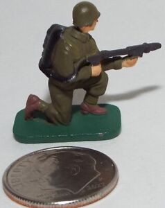 Figurine Petit Monogramme Modèles #27 d'un Soldat Américain de la Seconde Guerre Guerre Mondiale avec lance-flammes