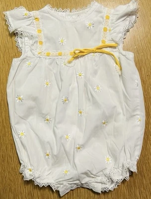 VTG Baby Girl Daisy Flower Themed One Piece With Snaps On Legs - Size 18 Months - Image 1 of 2