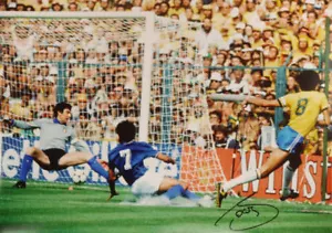 FIRMADO POR SÓCRATES BRASIL v ITALIA 16"x12" COPA MUNDIAL FÚTBOL FOTOGRAFÍA PRUEBA + CERTIFICADO DE AUTENTICIDAD - Imagen 1 de 2