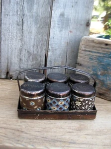 Lot 6 petits bidons anciens à épices en étain dans panier en étain bleu et marron Calico - Photo 1 sur 10