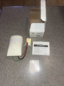 NUEVO Sensor interruptor de pared automático infrarrojo pasivo WI-300-A tapón de vatios 120/277V - Imagen 1 de 12