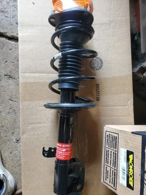 Conjunto de muelle helicoidal y puntal delantero derecho Toyota Corolla 09-13 Monroe 472597 Foto 1 de 2