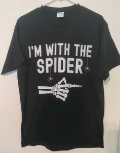 Halloween lustiges T-Shirt Erwachsenengröße Rundhalsausschnitt Ich bin mit der Spinne. Größe M - Bild 1 von 4