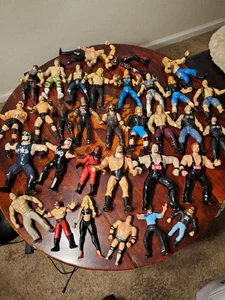 LOTE DE 32 FIGURAS DE ACCIÓN DE LUCHA LIBRE WWE WWF DE COLECCIÓN. - Imagen 1 de 17