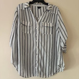 Blusa Torrid Negra Blanca a Rayas Abotonada Talla 1 (14/16) - Imagen 1 de 3