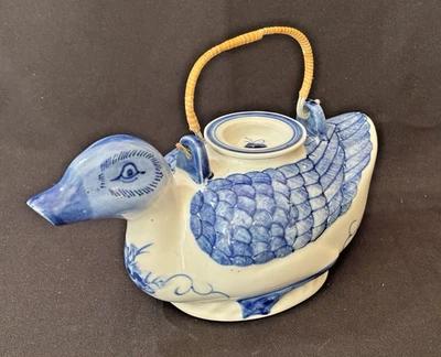 Tetera Pato Vintage Cerámica Azul y Blanco Pintada a Mano Origen Chino Años 60 Foto 1 de 4