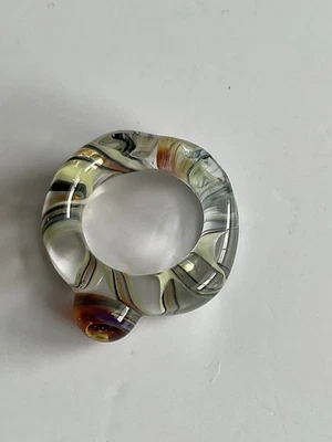 Anillo de vidrio Art Deco arremolinado - Vidrio marrón a mano - Bling - Banda ancha tamaño 9 Foto 1 de 4