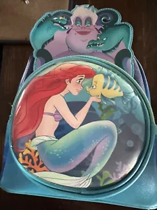 Mini mochila Loungefly Little Mermaid 35 aniversario que brilla en la oscuridad de los parques de Disney - Imagen 1 de 8