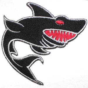 Insignia de parche de hierro bordado de tiburón negro sobre costura para ropa - Imagen 1 de 1