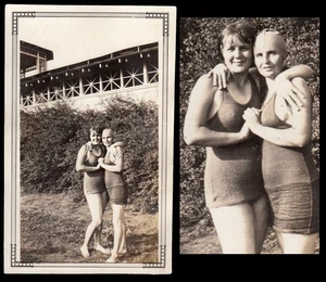 SOPPING BOOTY FLAPPER BATHING SUIT WOMEN LESBIAN LOVE HUGS ~ 1920s PHOTO - Imagen 1 de 2