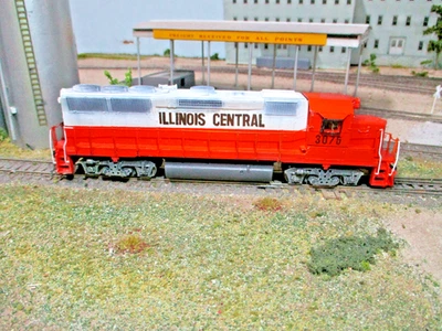 IC 3075 GP40X ILLINOIS CENTRAL ATHEARN R-T-R 95997,CUSTOM PAINT/DETAILS/WTHRD - Image 1 of 4