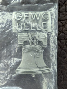 GFWC BELLE ANSTECKNADEL GENERAL FEDERATION OF WOMEN'S CLUB LIBERTY BELL ANSTECKNADEL BROSCHE - Bild 1 von 4