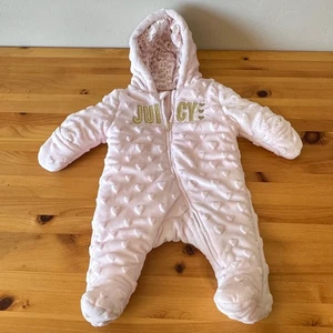Tuta da neve Juicy Couture neonato 0-3 M cuore in rilievo rosa chiaro con cappuccio e zip - Foto 1 di 6