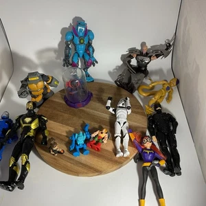 Lote de 13 figuras de superhéroes y villanos - Imagen 1 de 11