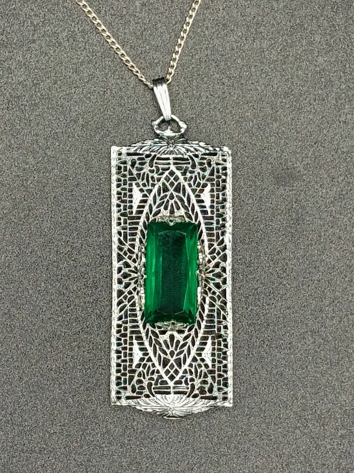 Antiguo Collar Colgante Rectángulo Filigrana Color Esmeralda Chapado en Cromo Foto 1 de 4