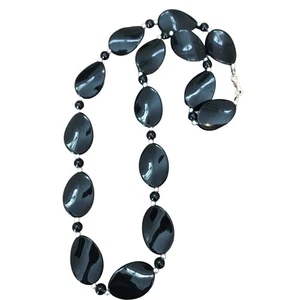 Schwarze flache gedrehte Perlenkette - Bild 1 von 3