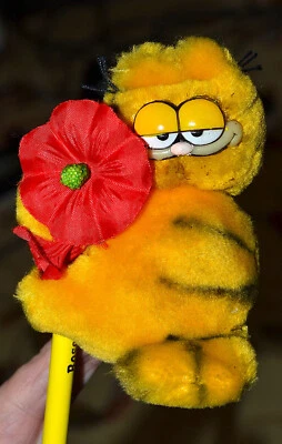 Vintage 1981 DAKIN Garfield 4" Plush Clip On Hugger Swivel Head Pencil Topper - Image 1 of 4