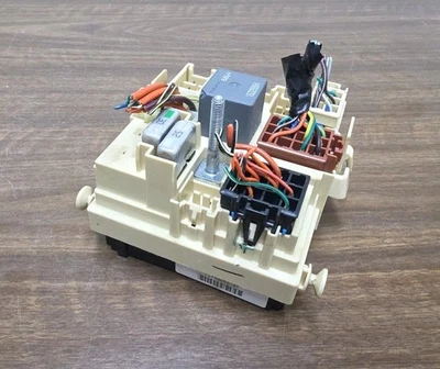 2003-2006 Silverado Sierra Tahoe Yukon Interior Cabin Fuse Box OEM. 15190658 - Image 1 of 4