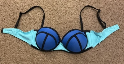 Top de natación de bikini con corbata halter acolchada Design Lab para mujer bloques de colores azul negro talla S Foto 1 de 3