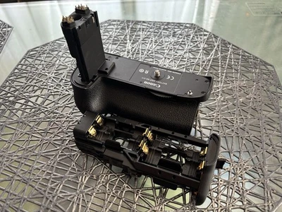Canon BG-E11 Battery Grip for EOS 5D Mark III Near Mint JAPAN - Image 1 of 3