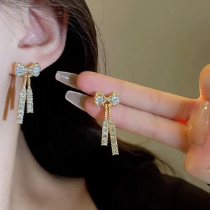Splendidi accessori per orecchie dorate leggeri con disegni accattivanti - Foto 1 di 12